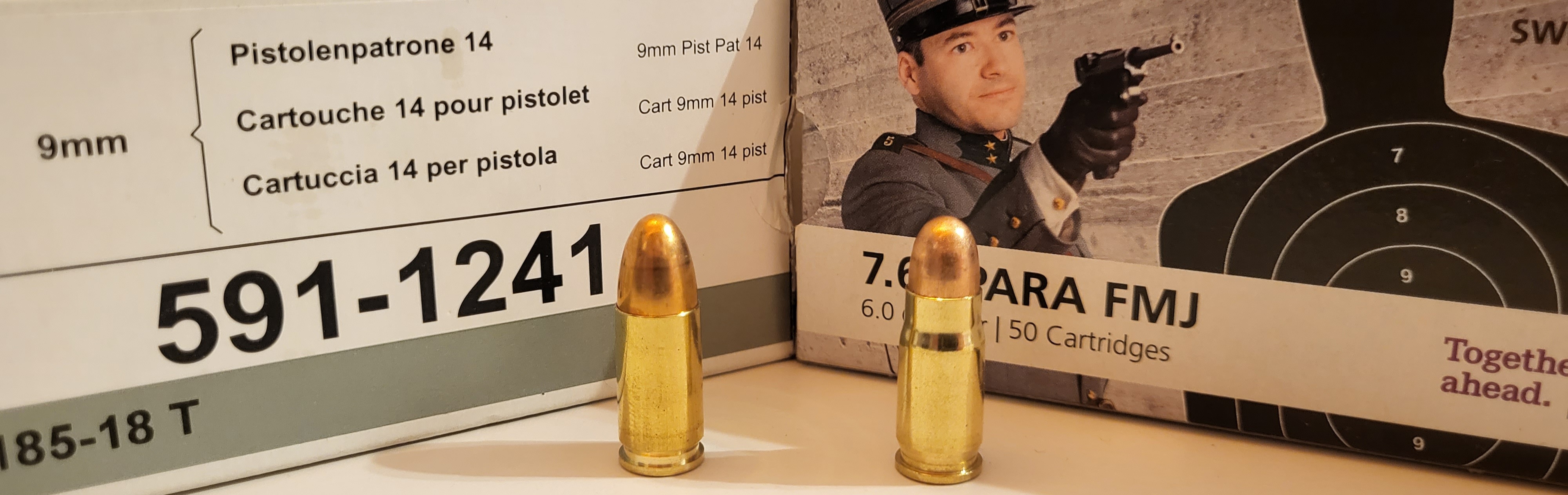 Links 9mm, rechts 7.65mm Parabellum. Da die 7.65 keine Ordonnanzmunition ist und dementsprechend keine Ordonnanzpackung mehr hat, ziert der nette Offizier die Packung. Die Patrone ist aber die gleiche.