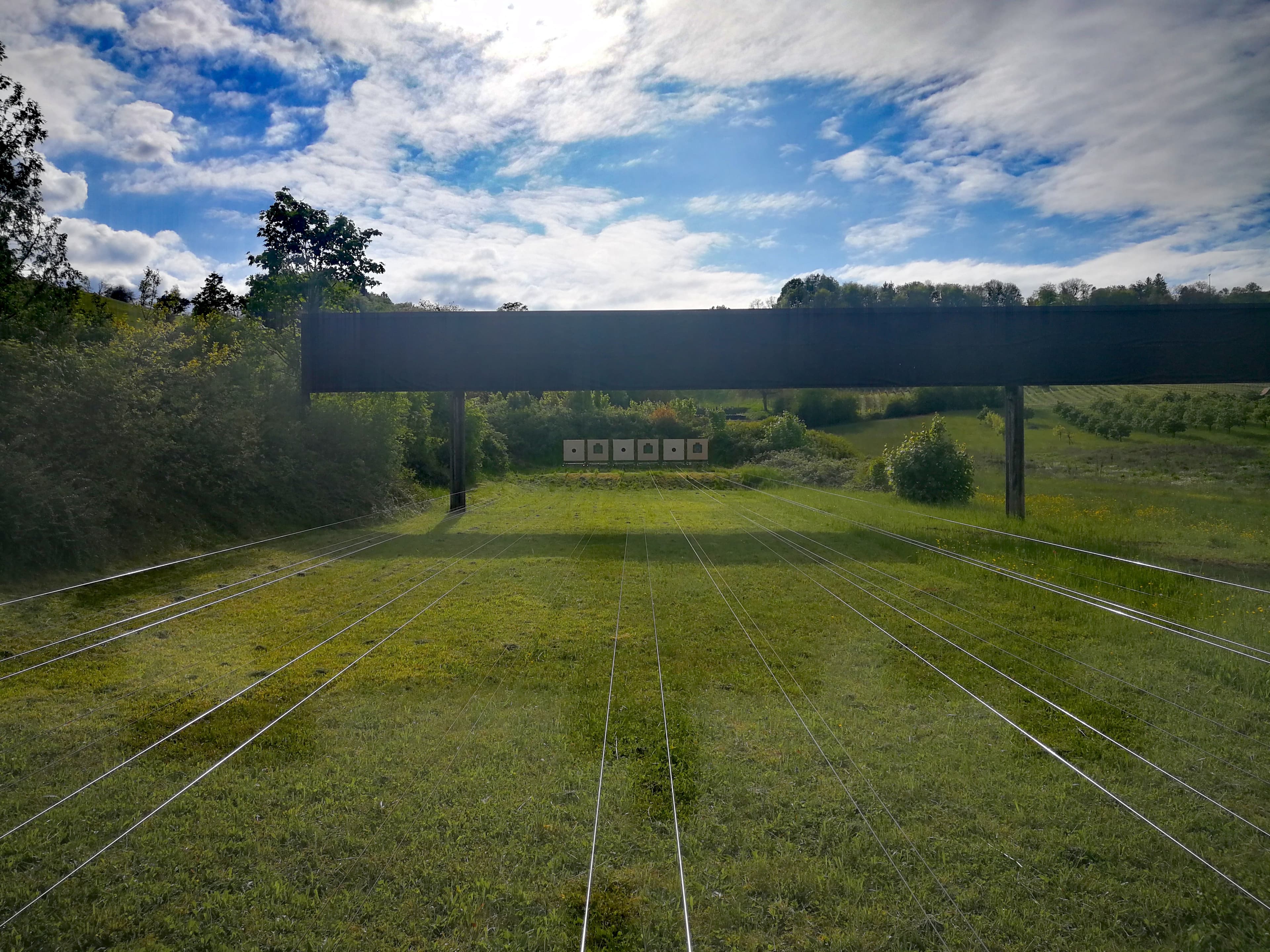 50m Zugscheibenanlage. Die Scheiben gleiten auf den Drahtseilen hin und her.