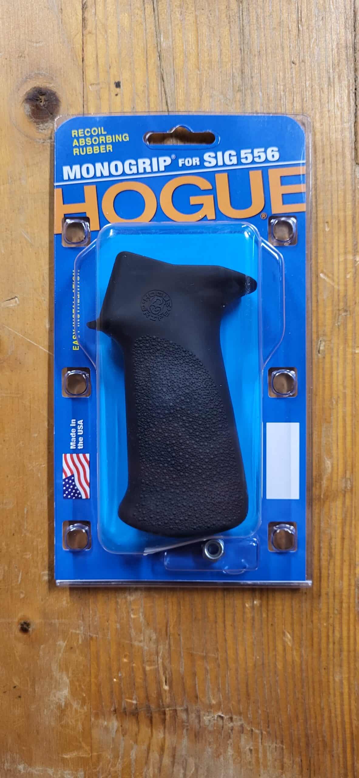 Der Griff kommt im simplen Blisterpack daher. Nur geklipst, nicht verschweisst, das heisst, man kann den Griff im Laden einfach zum Ausprobieren auspacken.