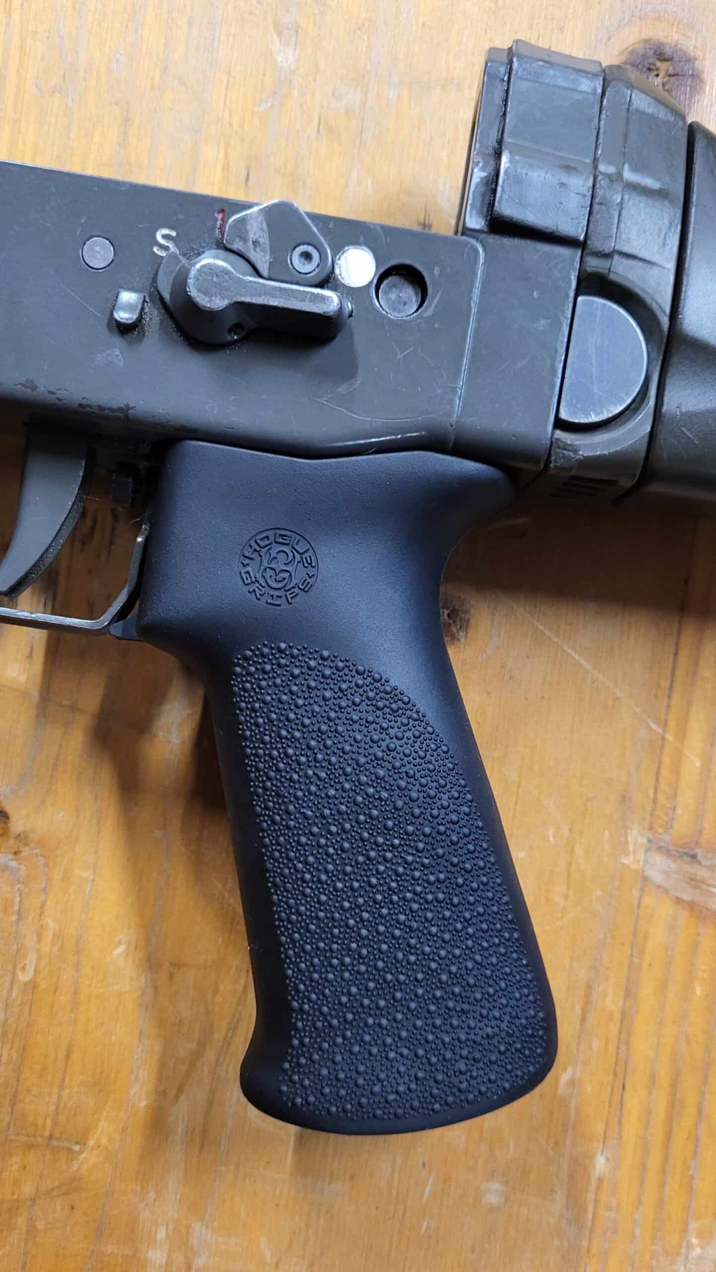 Montierter Griff. Man sieht schon die Spaltmasse, bzw die unschönen Übergänge.