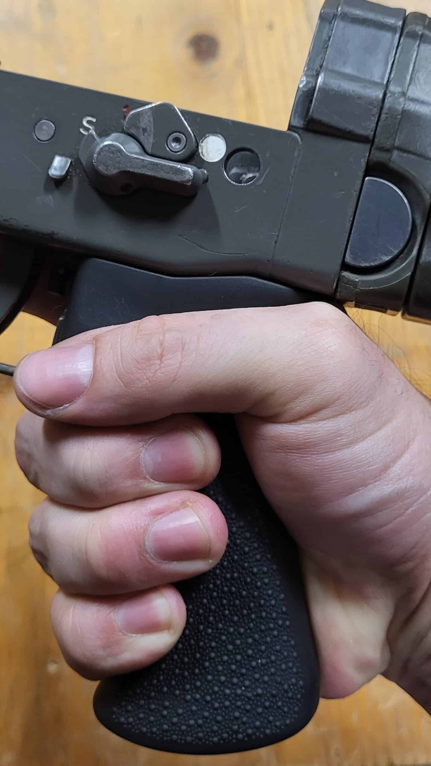 Handmodel: Ich. Die Griffform ist recht angenehm.