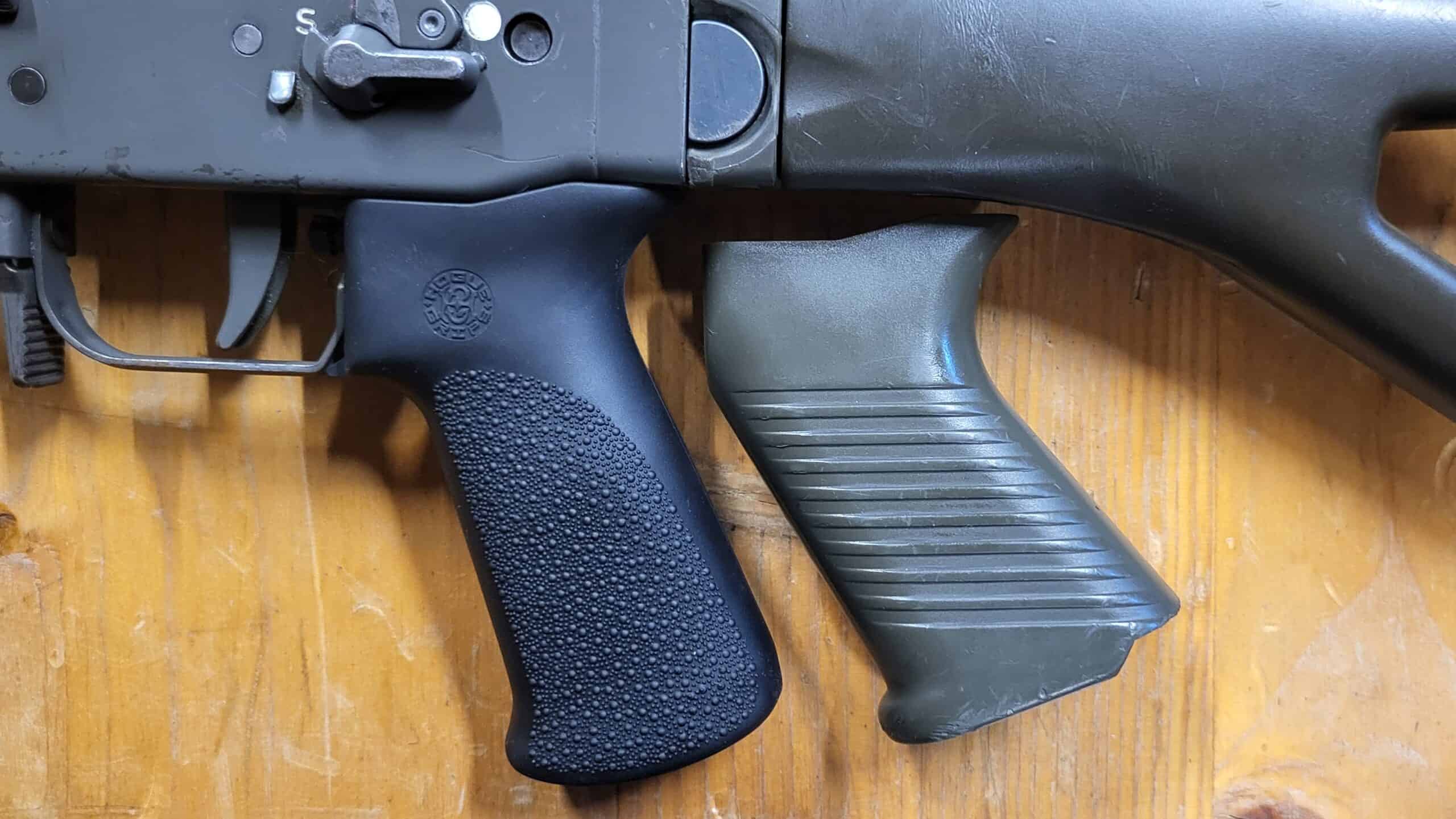 Der Vergleich zeigt: Der Hogue Griff erscheint grösser, die tatsächliche Grifffläche ist aber in etwa dieselbe wie die vom Originalgriff.