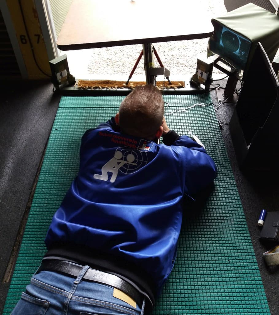 Schütze eingerichtet im Läger, das Gewehr zwischen den Schussabnehmern. Der auf dem Sturmgewehr 90 montierte Hülsenabweiser soll die Hülsen in den Hülsenfänger umleiten.